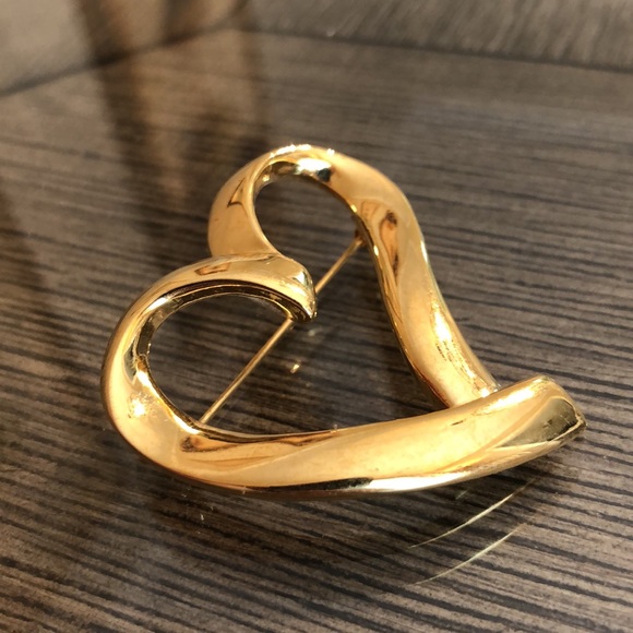 Vintage TRIFARI Goldtone Metal Heart Pin - Picture 2 of 13